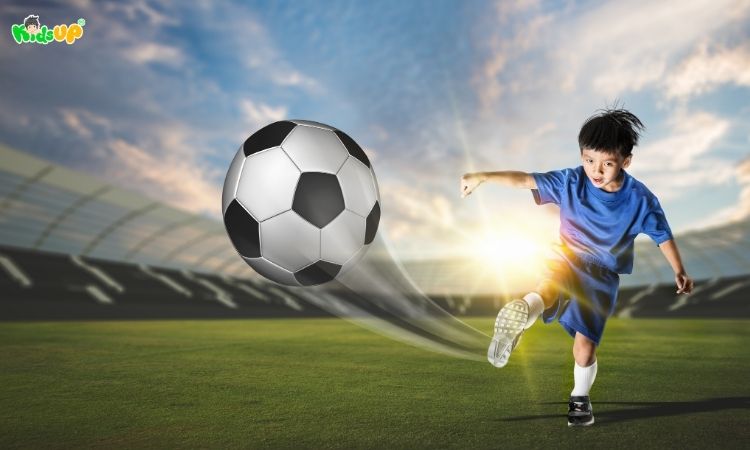 Ví dụ về lực sút vào quả bóng tạo ra động năng của quả bóng