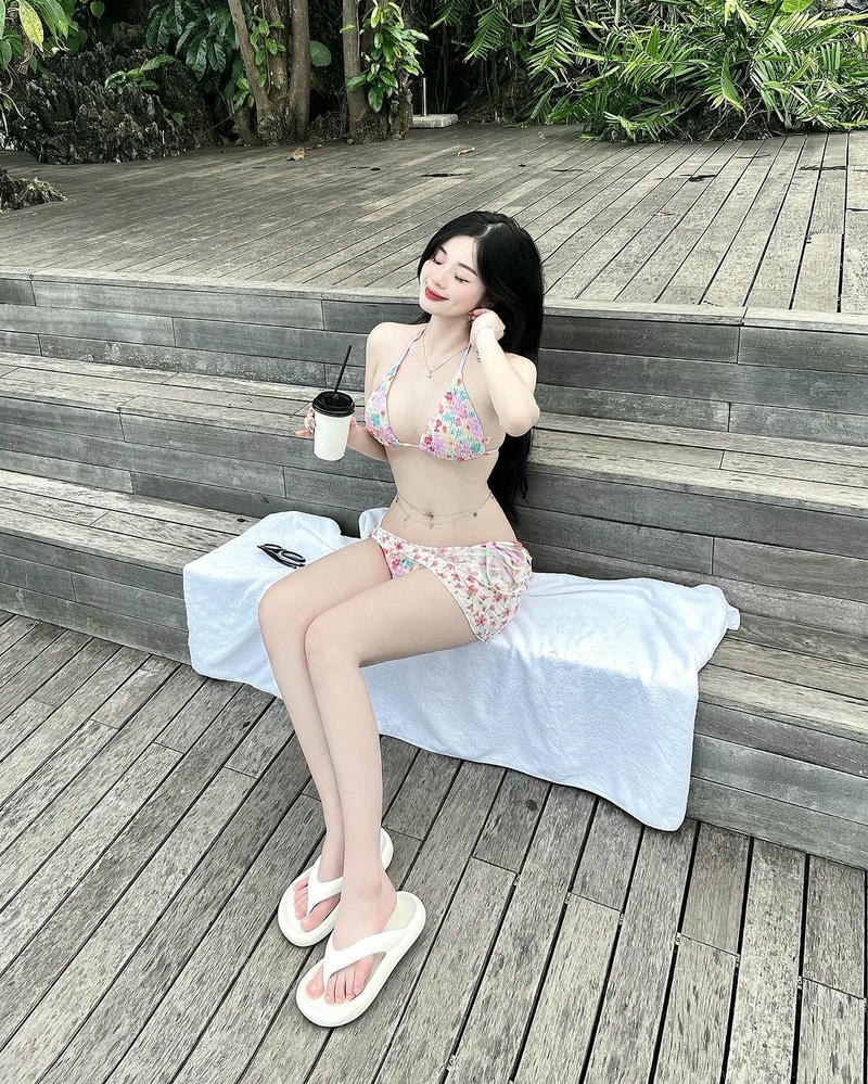 gái xinh hở hang chân dài