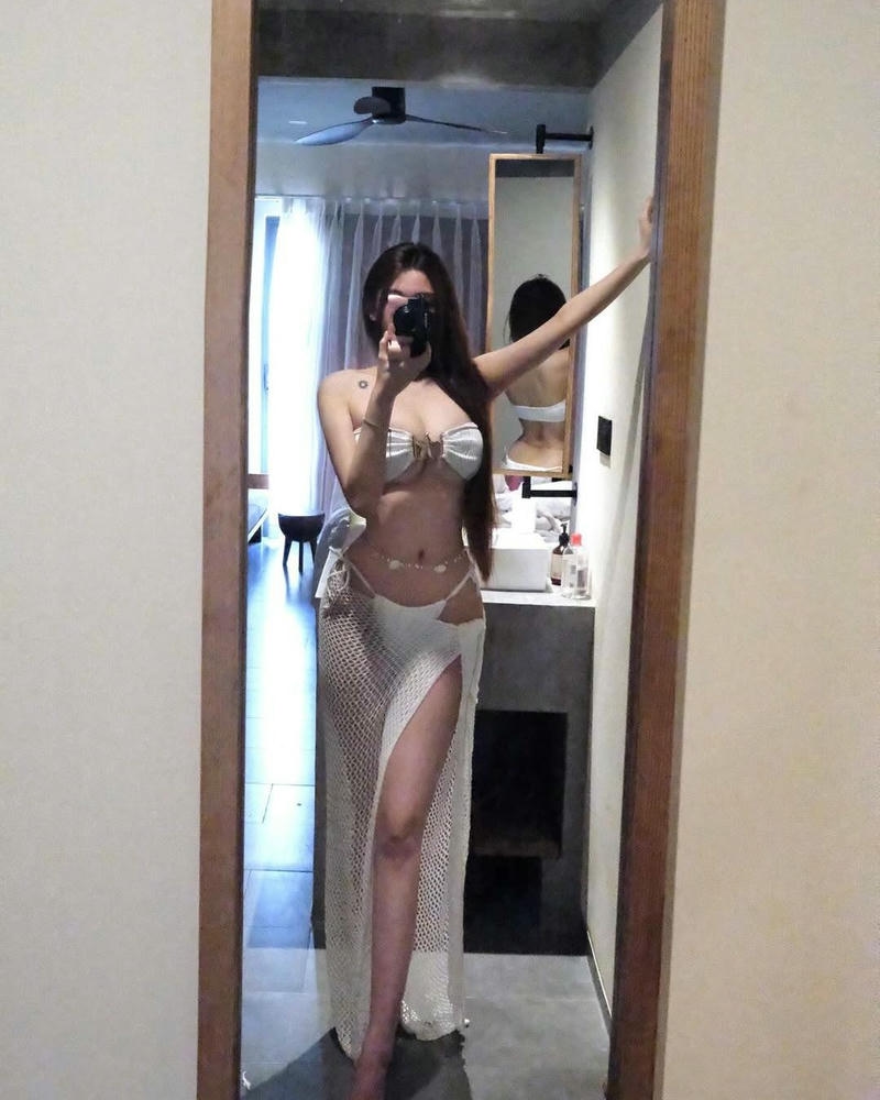 Gái mặc bikini trong nhà phong thái nhẹ nhàng xinh