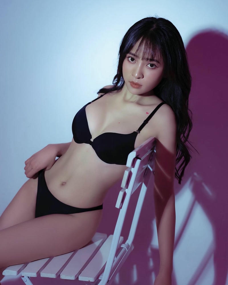 Gái mặc bikini trong nhà cách tối giản ấm áp