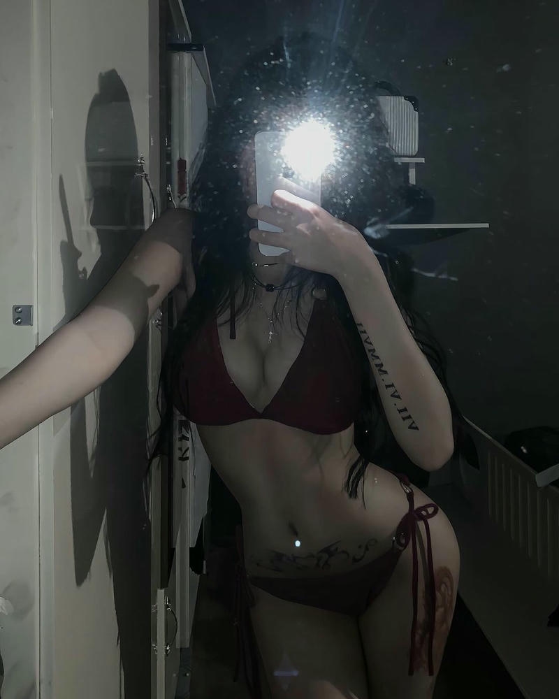 Gái mặc bikini trong nhà tạo dáng tự nhiên nhẹ