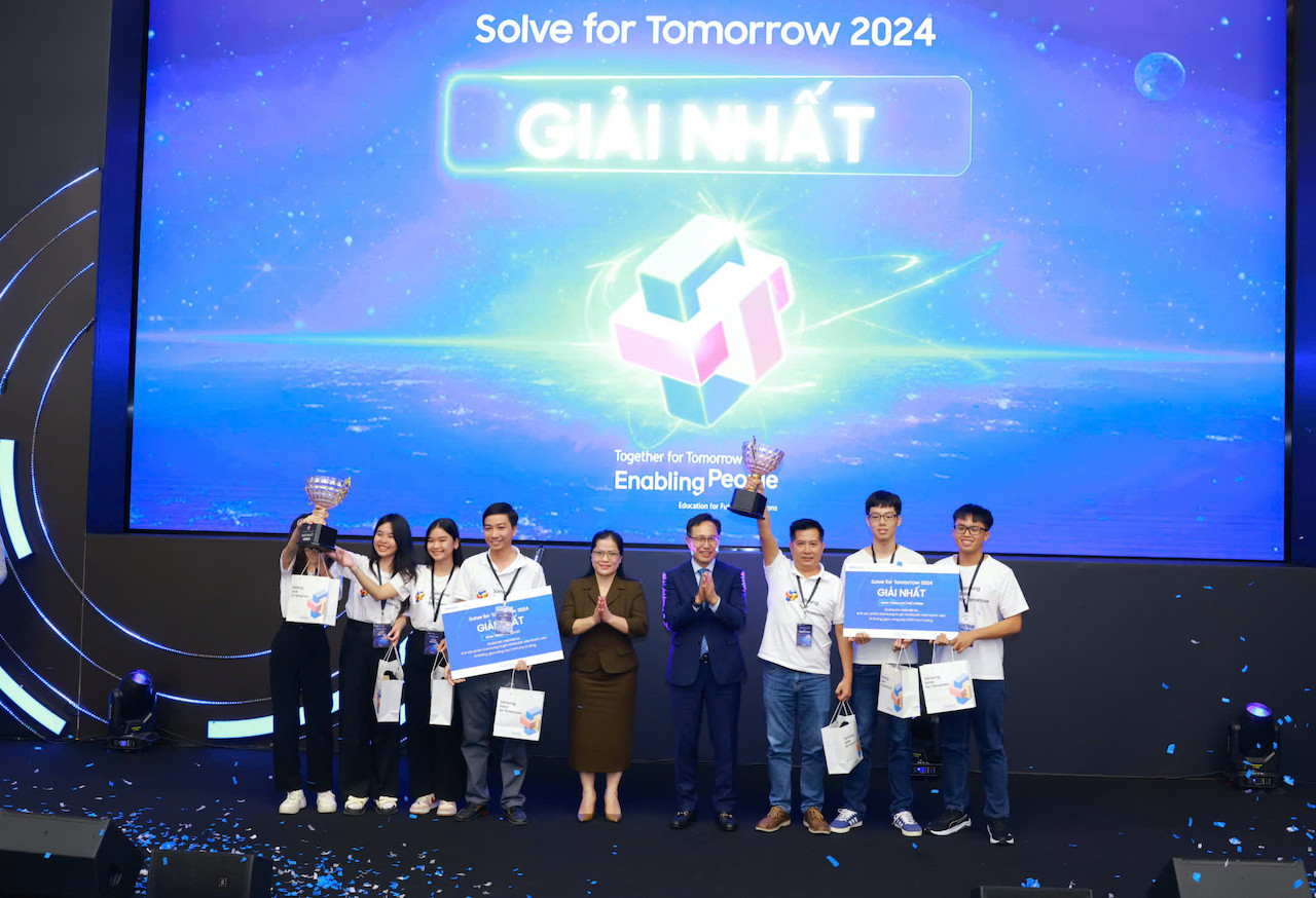 Phần trao giải cho hai đội thi đạt Giải nhất chung kết cuộc thi Solve for Tomorrow 2024.jpg