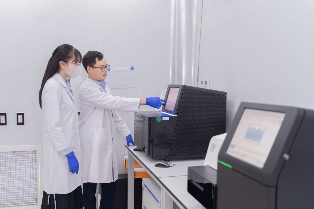 Các cặp vợ chồng cần được tư vấn di truyền để hiểu rõ hơn về nguy cơ vợ chồng trùng gen, đồng thời được hướng dẫn về các phương pháp sàng lọc và chẩn đoán trước sinh.