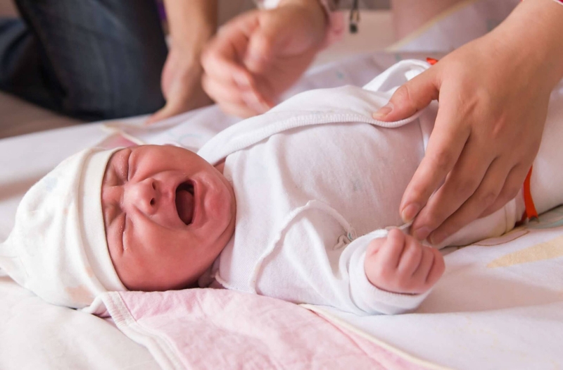 Trẻ giãy giụa khi bú phải làm sao?