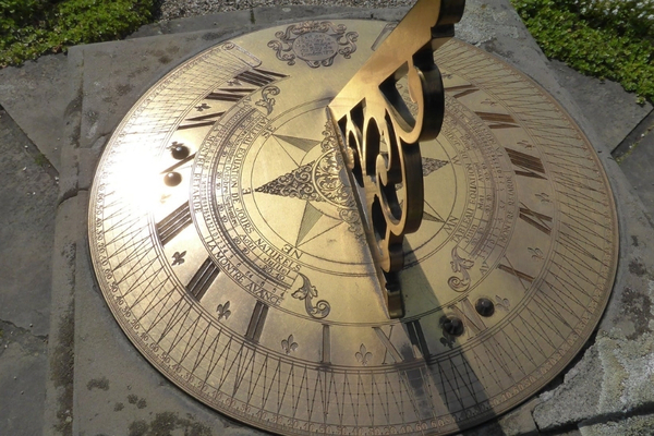 Khám phá thế giới của đồng hồ mặt trời: Từ cổ đại đến hiện đại