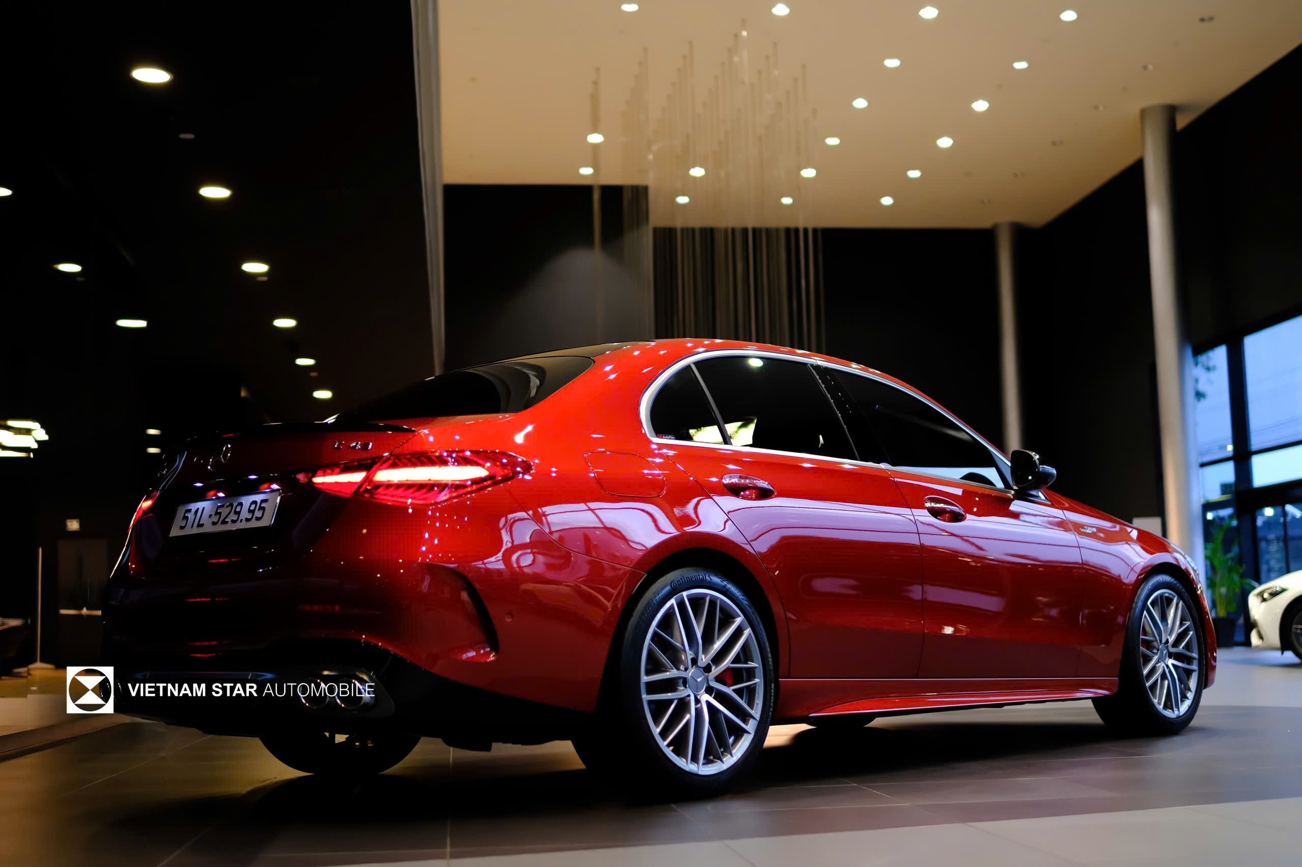 đuôi xe c43 amg với đèn hậu led mỏng và bộ khuếch tán gió đặc trưng