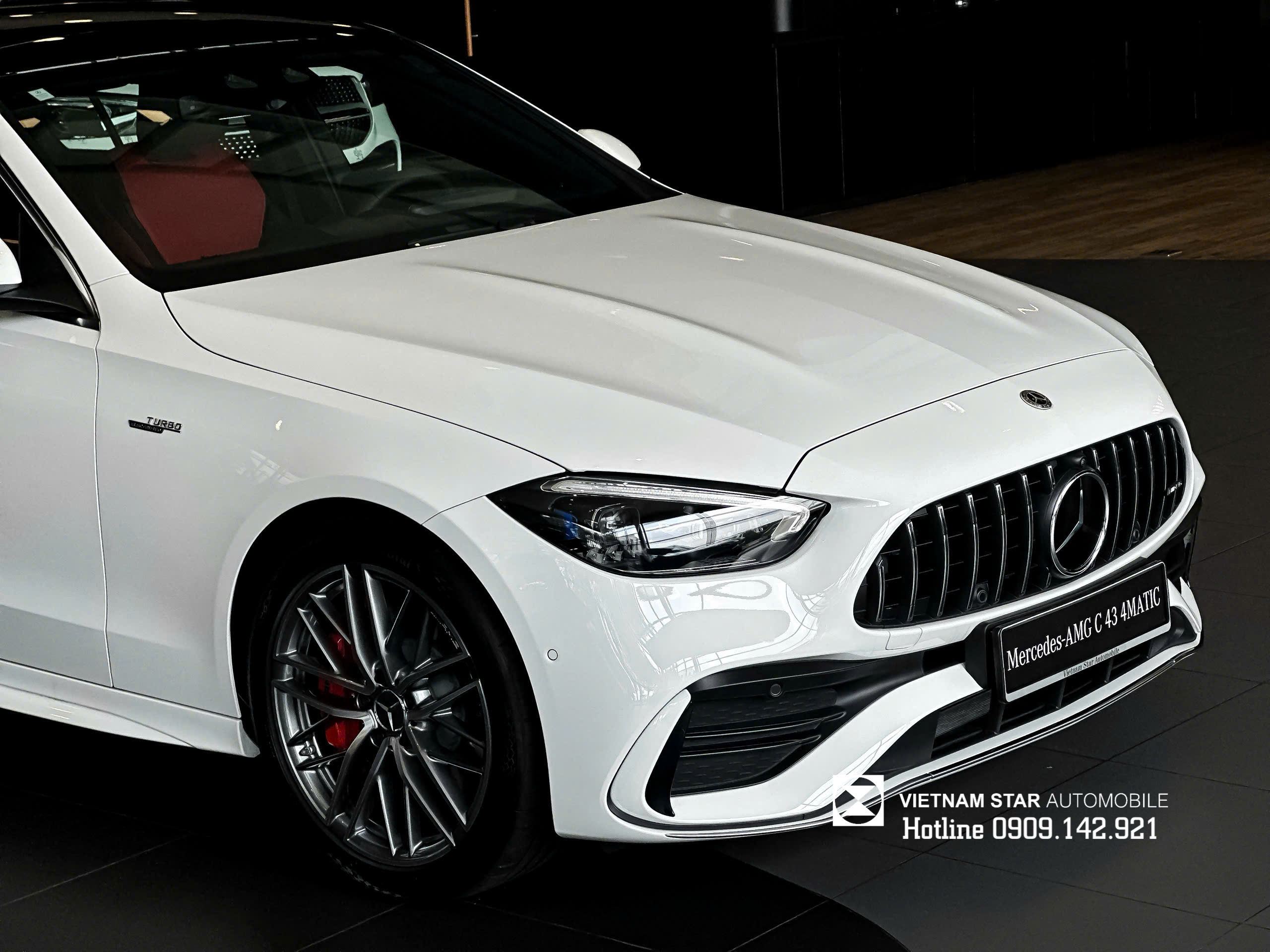 chi tiết viền cửa sổ đen bóng amg night package trên c43 4matic