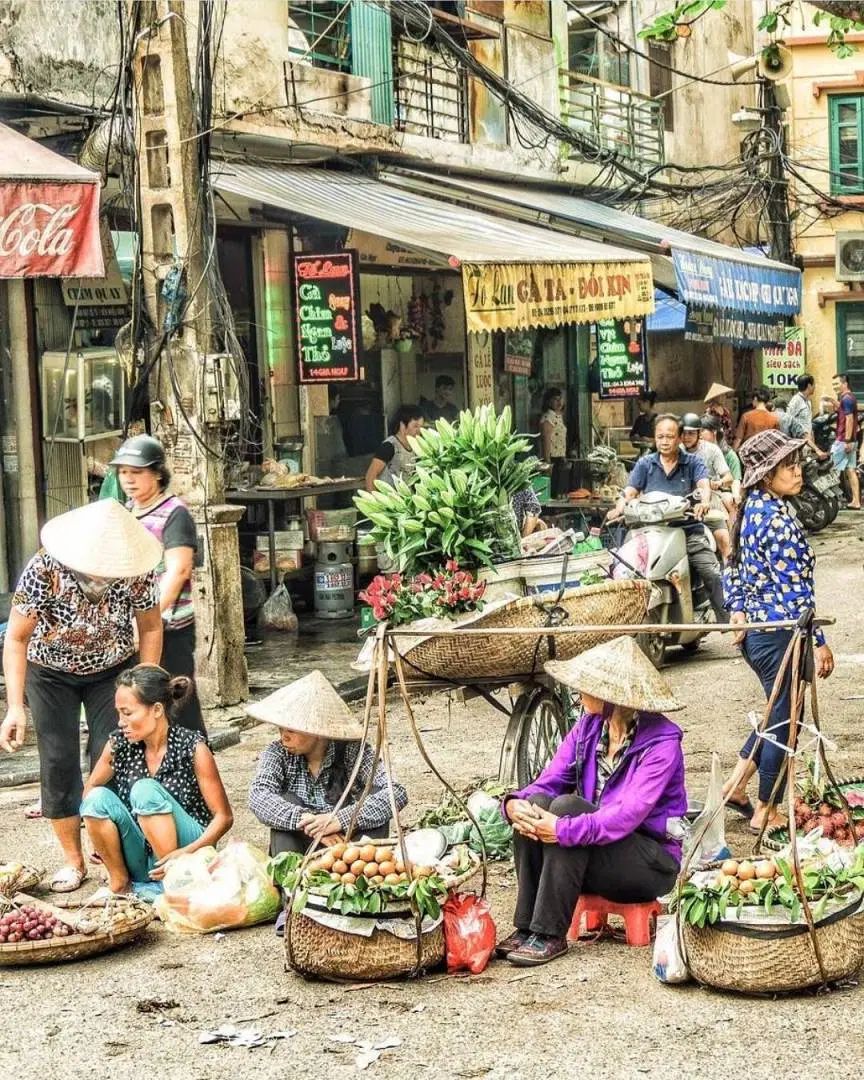 Cảnh đồng quê nhìn từ trên cao là những ruộng bậc thang uốn lượn