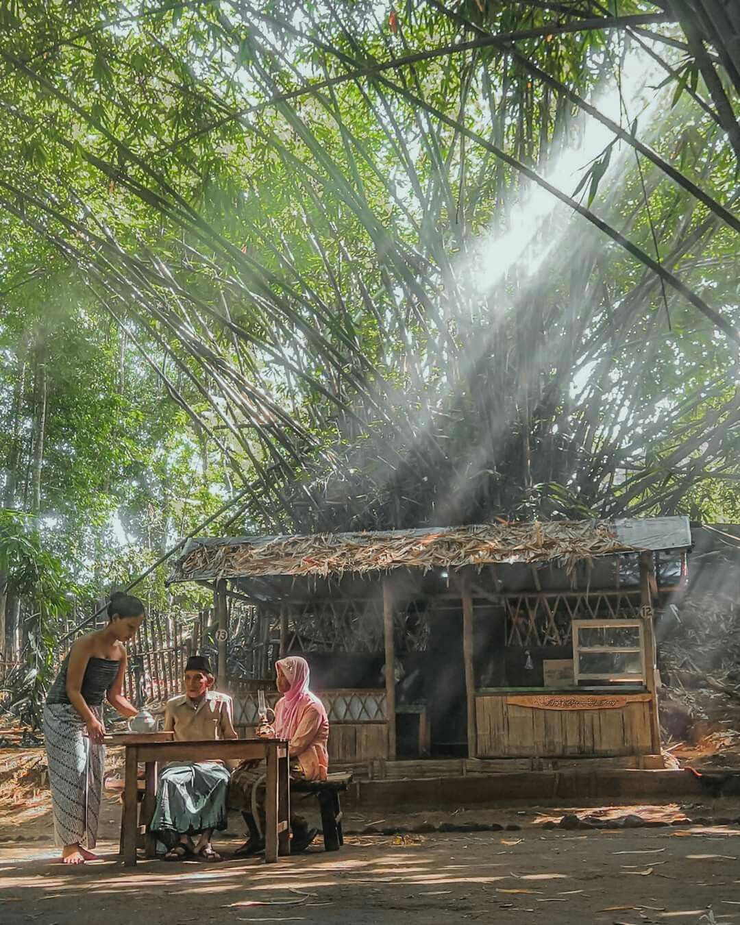 Cảnh quê yên bình khi hoàng hôn buông xuống lũy tre