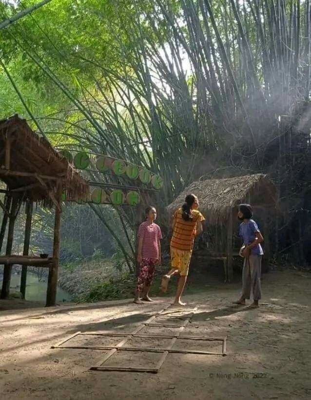 Cánh đồng quê thân thuộc có lũy tre và con đường đất đỏ