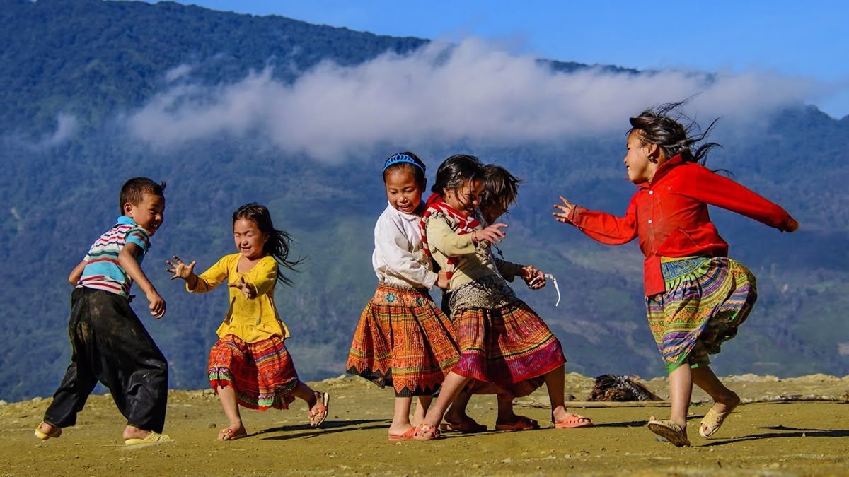 Hình ảnh bình yên ở quê khi trẻ con chơi đùa quanh sân đình