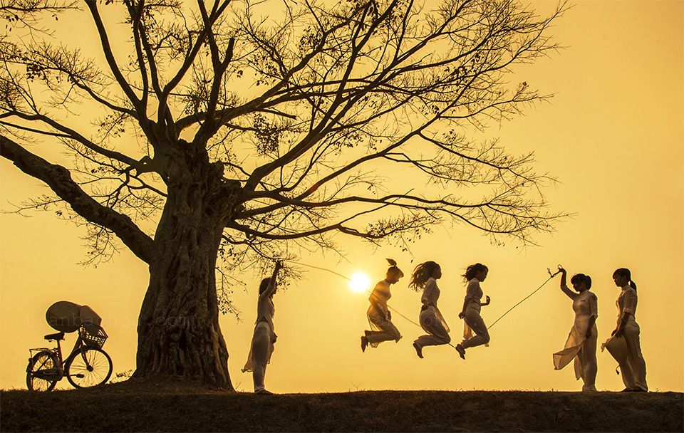 Cảnh đồng quê với tiếng cười trẻ nhỏ vang giữa lũy tre