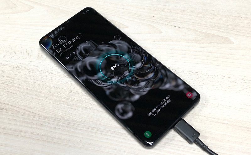 Sạc điện thoại khi bị ướt có thể gây nguy hiểm