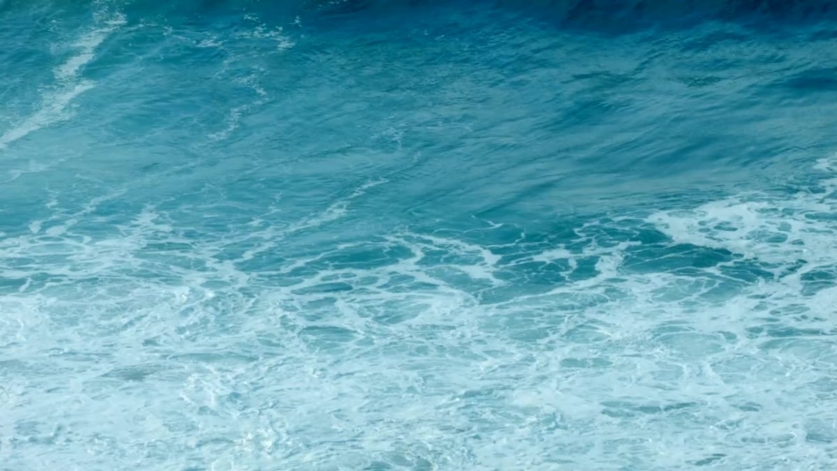 Hình nền PowerPoint biển với làn nước nhẹ nhàng đơn giản