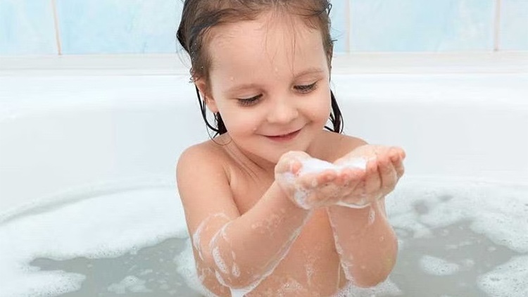 Mẹ hướng dẫn con vệ sinh vùng kín khi tắm, đi vệ sinh