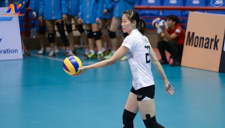 Động tác tung bóng trong kĩ thuật phát bóng chuyền tay thấp