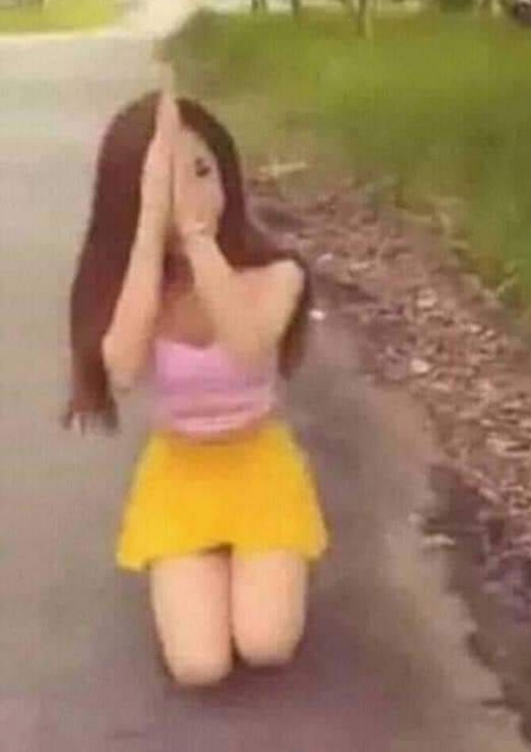 Meme Cẩm Lan qùy lạy