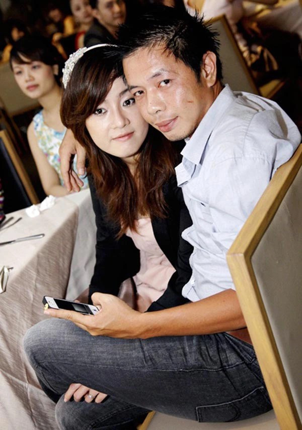 Bà xã Thái Hoà là người trẻ trung, hay cười, biết nấu ăn ngon và quán xuyến được việc gia đình.