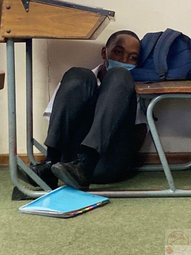 Những dòng chữ ngắn ngủi lại giúp bức hình chán ngán trở nên hài hước bất ngờ