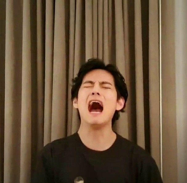 Tôi từng giấu nước mắt sau những nụ cười giả