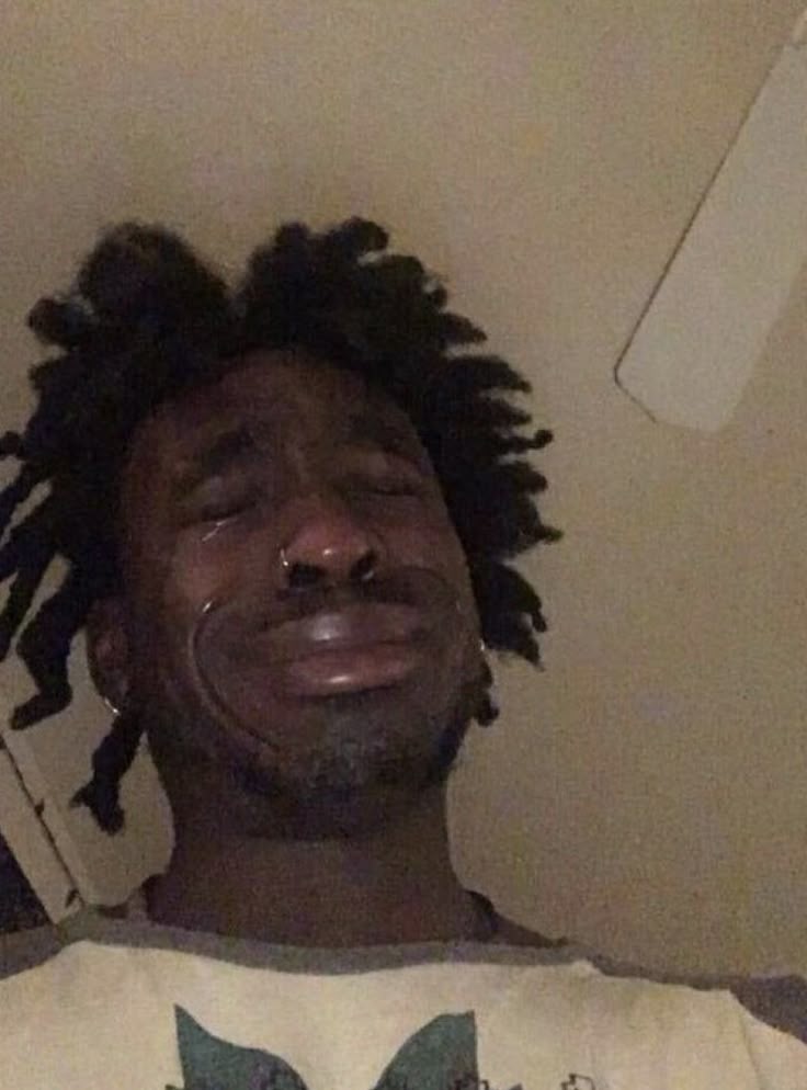 Đôi mắt sưng lên chẳng phải vì mất ngủ