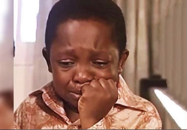 Một nụ cười giả vờ, giấu hàng trăm giọt lệ