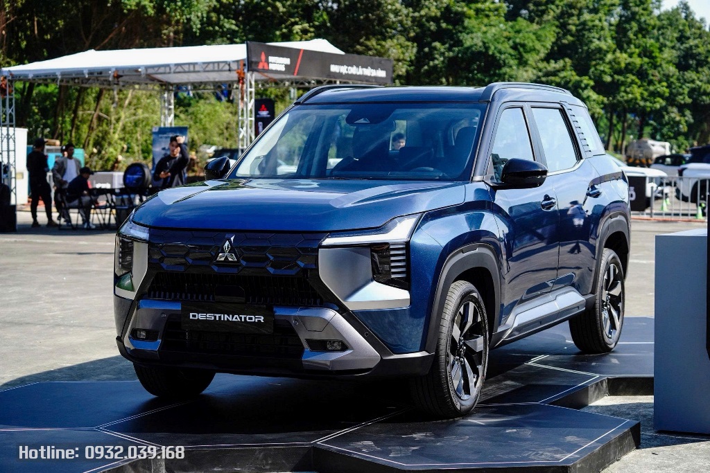 Mitsubishi Destinator Ultimate màu xanh đen