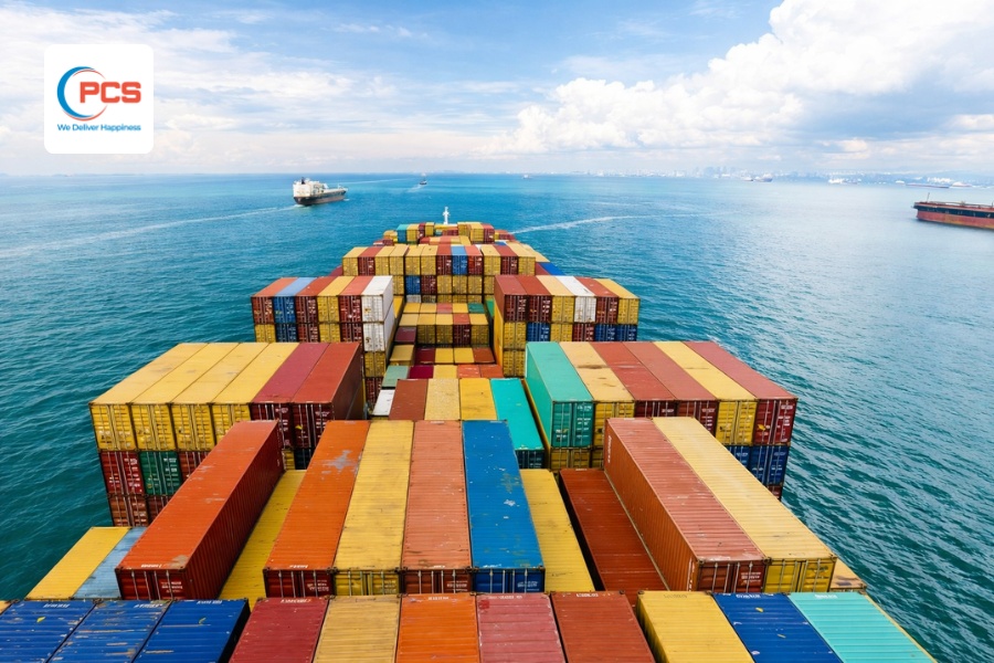 Mạng lưới vận tải biển Việt Nam đang mở rộng từ trục Bắc-Nam đến quốc tế, giảm dần phụ thuộc cảng trung chuyển.