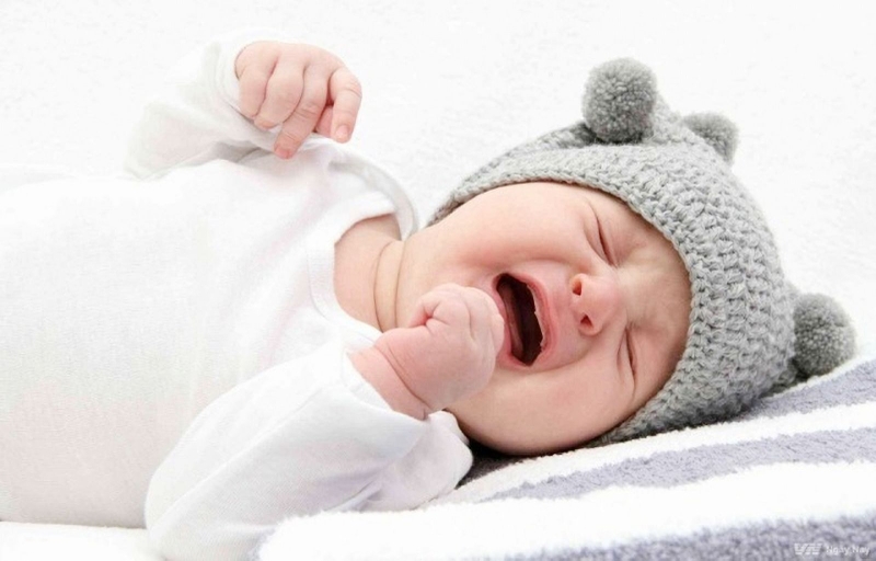 Trẻ sơ sinh nằm ngửa nhưng đầu nghiêng có ảnh hưởng gì?