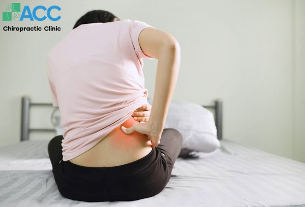 Đau lưng bên phải là bệnh gì? Cách chữa trị hiệu quả