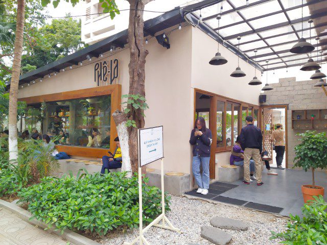 Long queue and crowds at Phe La Ba Dinh Hanoi