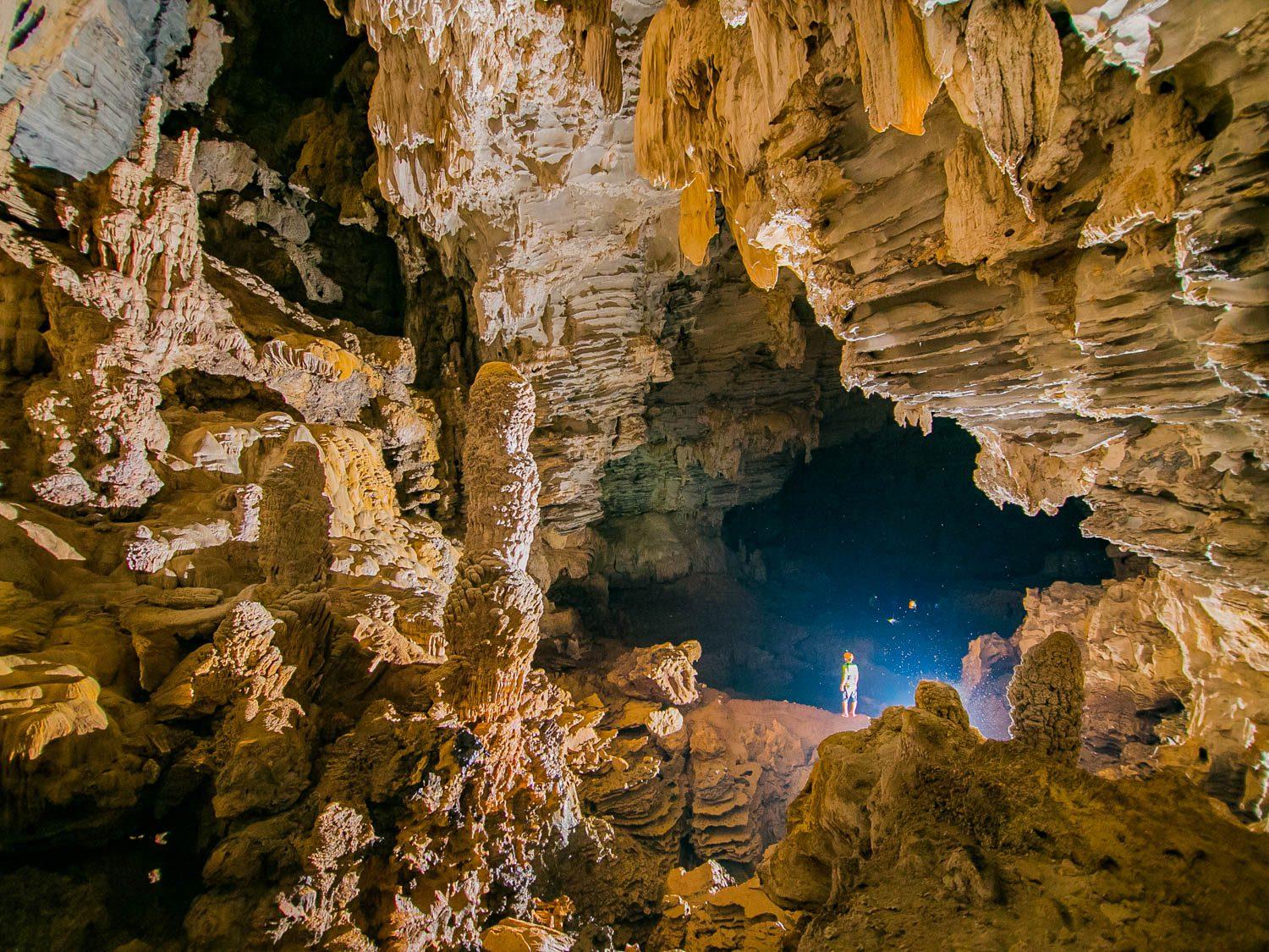 Thạch nhũ dạng rèm mềm mại tại Hang Ken thuộc hệ thống hang Tú Làn