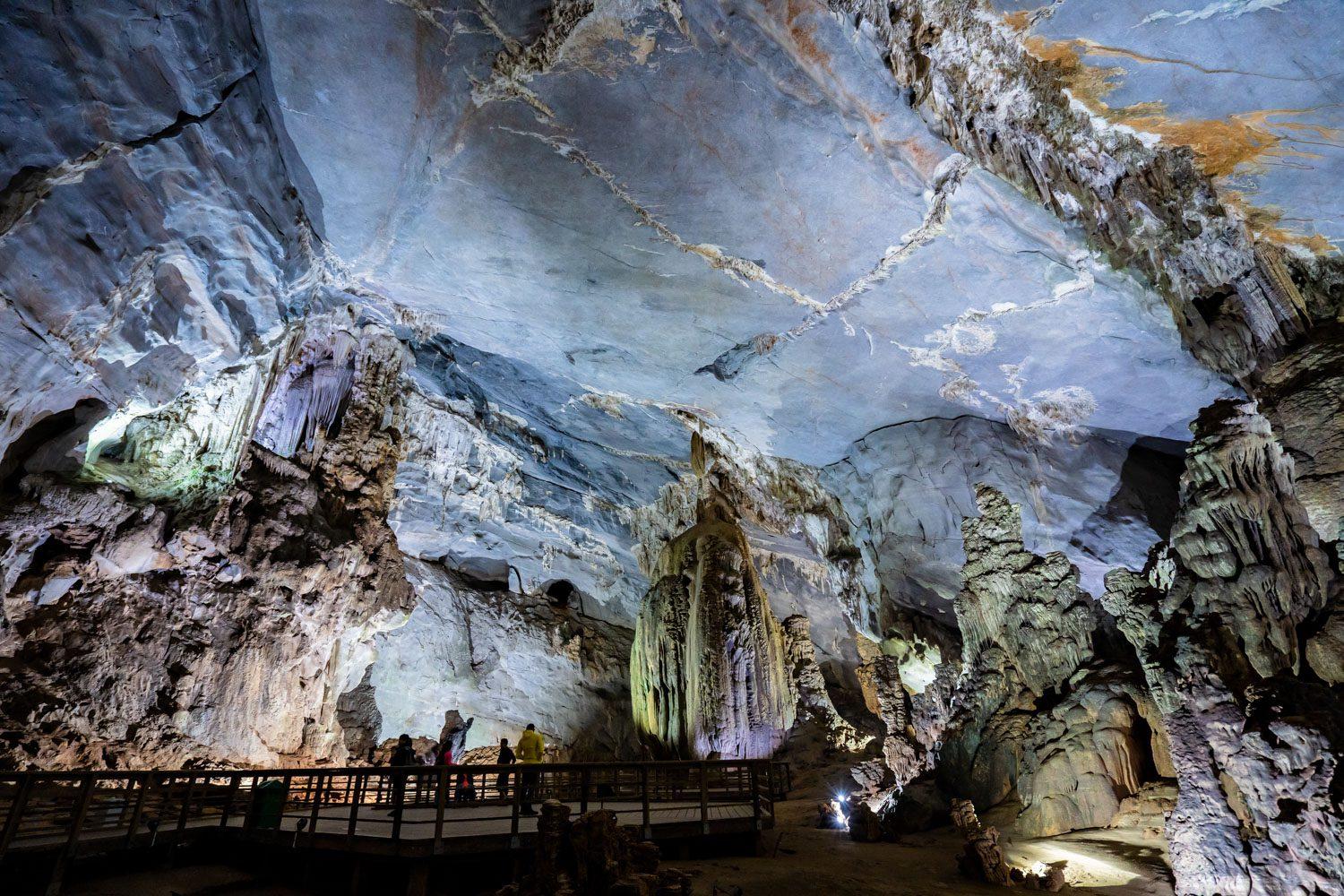 Khách du lịch tham quan Động Phong Nha