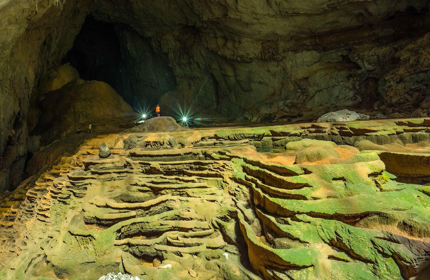 Rimstone tại hố sụt 1 Hang Sơn Đoòng phản ánh lượng nước thường xuyên chảy qua hang