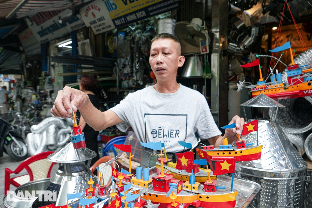 Bên trong món đồ chơi tàu thủy bằng sắt tây (Ảnh: Toàn Vũ).