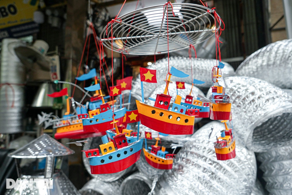 Về miền ký ức tuổi thơ với món đồ chơi Trung thu 'tàu thủy sắt tây'