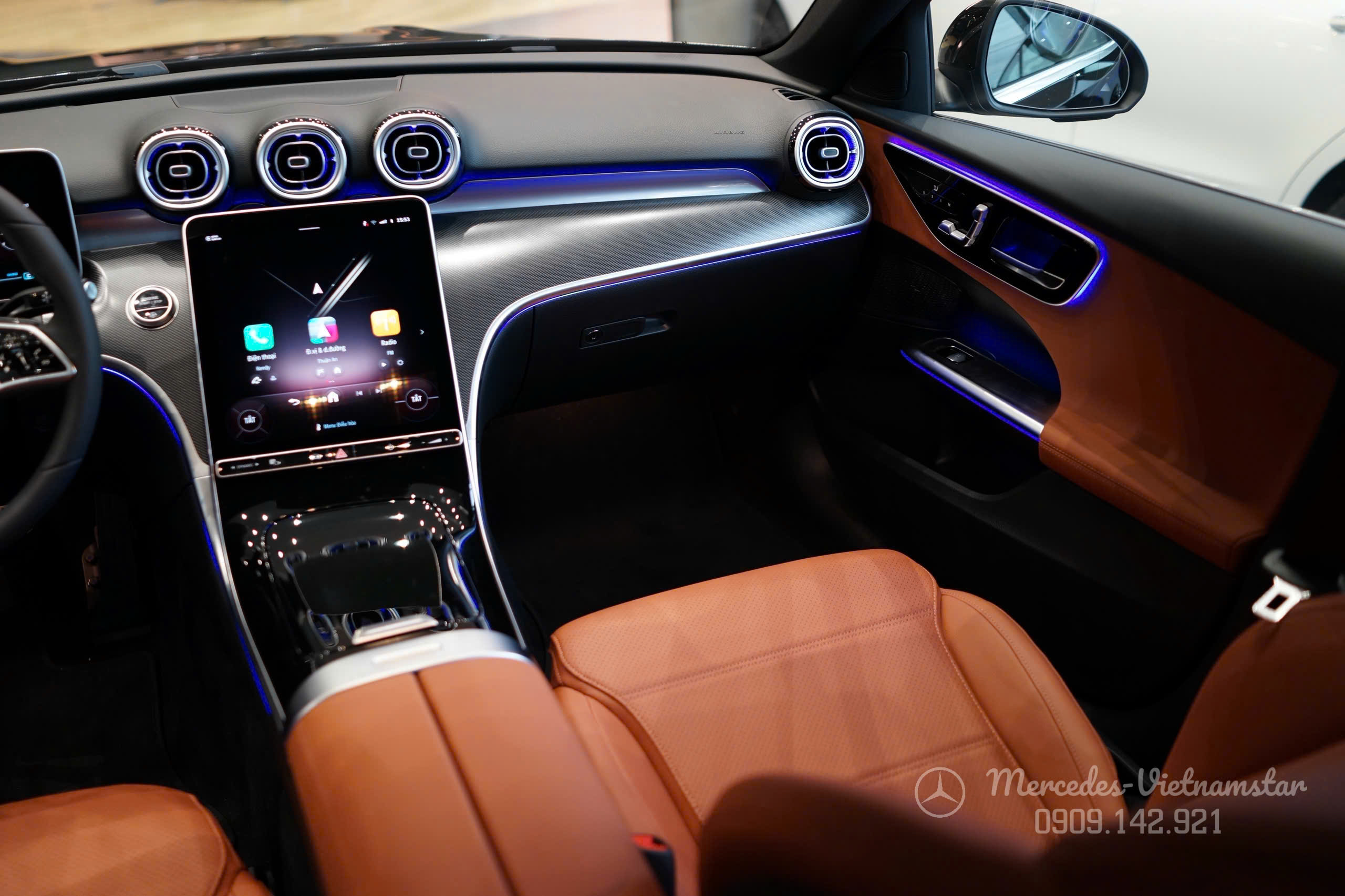 Hệ thống đèn nội thất 64 màu C200 tùy chỉnh, tạo không gian thư giãn.