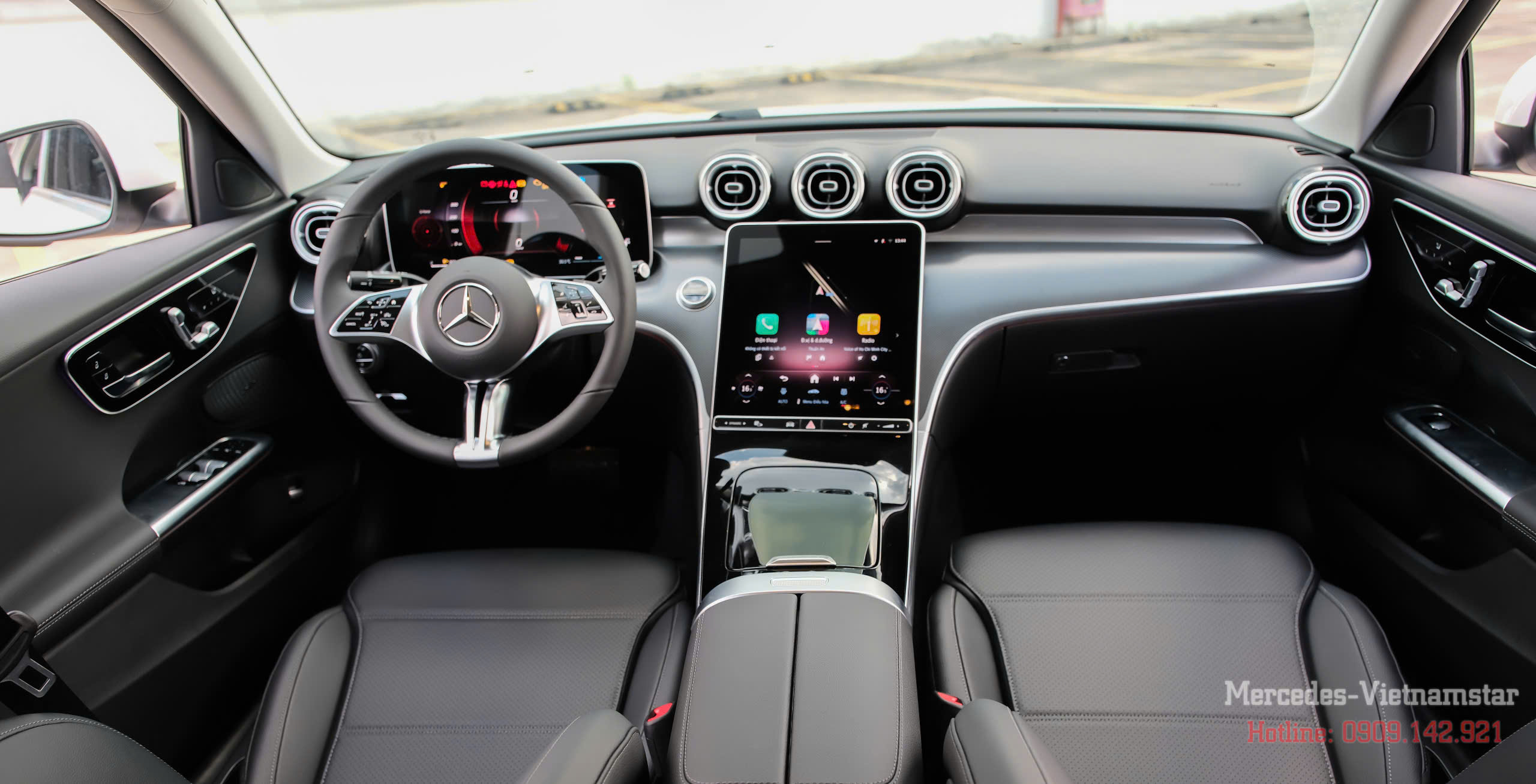 Không gian nội thất đen huyền bí và quyền lực trên Mercedes C200 Avantgarde