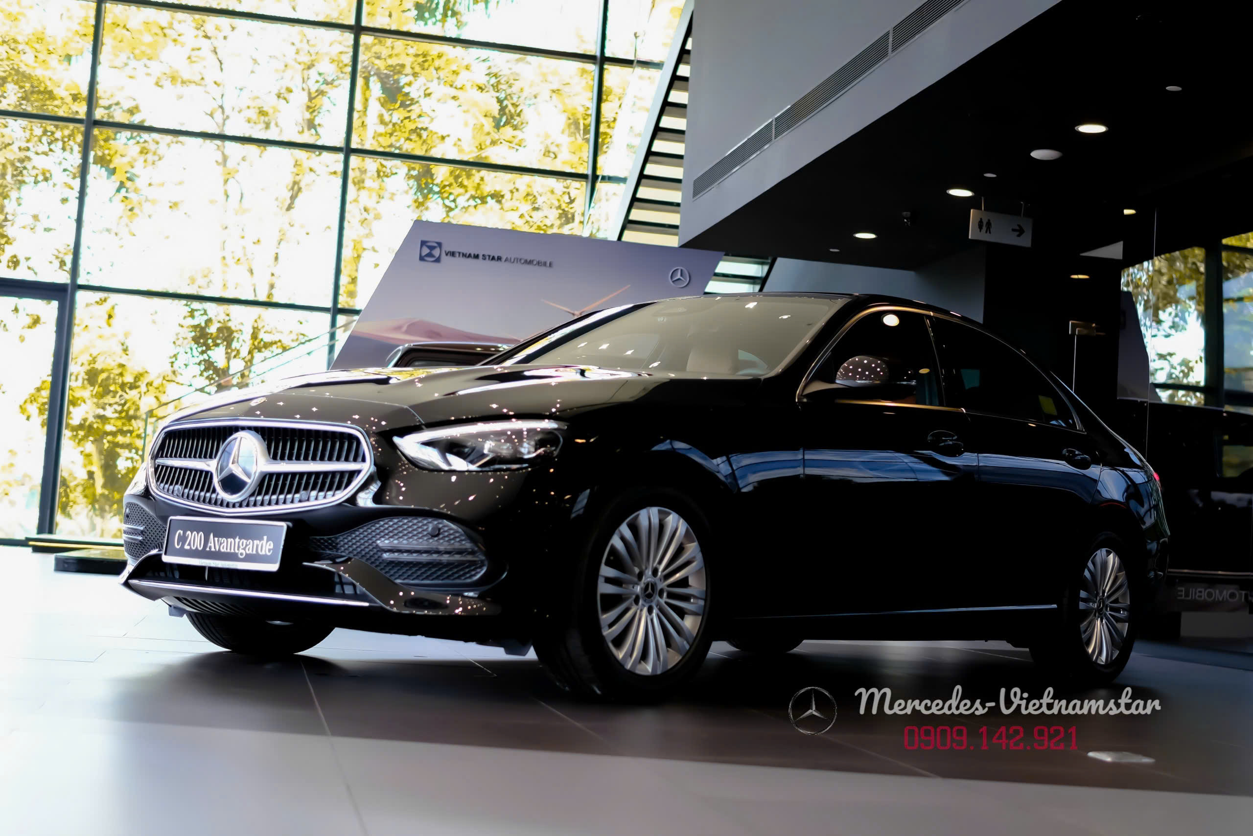 Vẻ đẹp hiện đại của ngoại thất C200 Avantgarde màu đen.