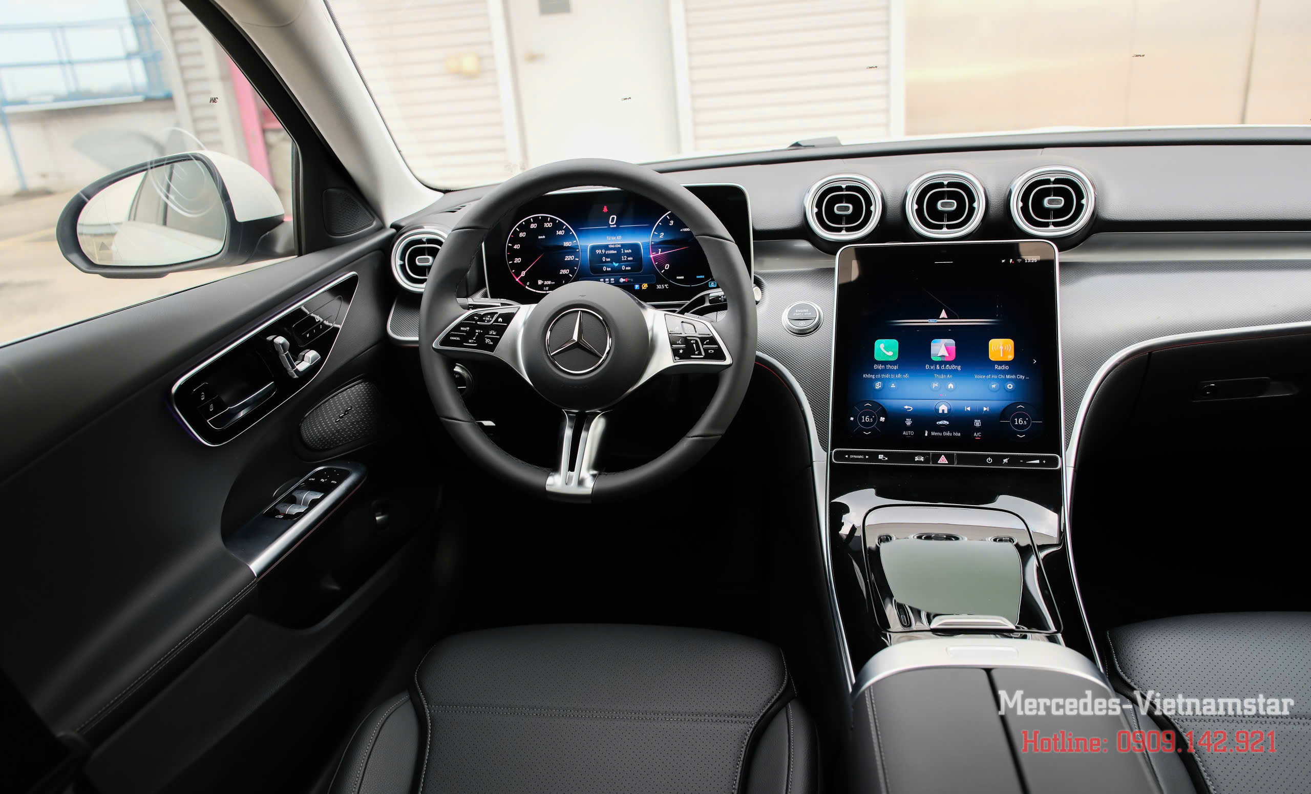 Màn hình hiển thị thông tin siêu sắc nét phía sau vô lăng C200 đen
