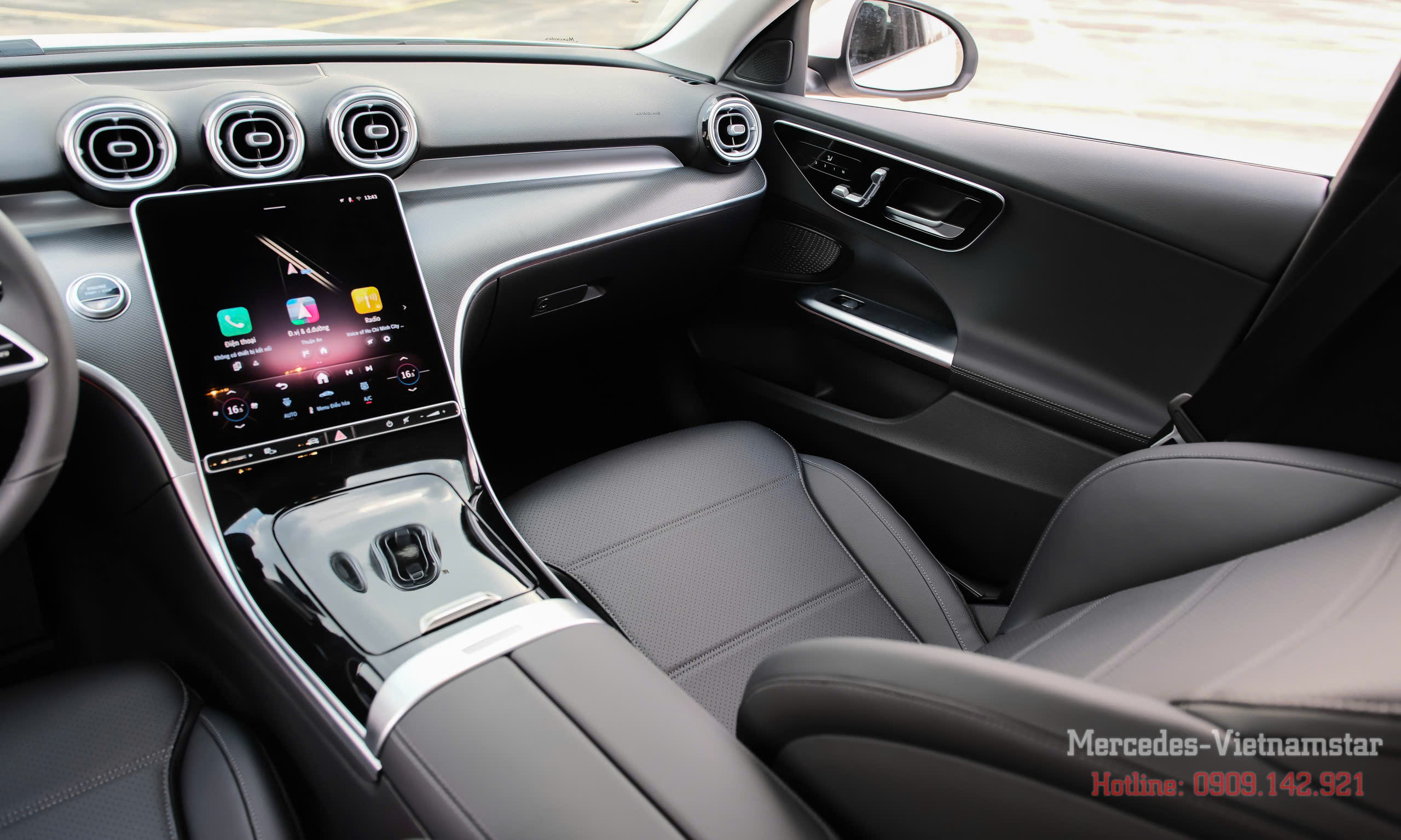 Bố cục tối giản nhưng đậm chất thượng lưu của khoang lái C200