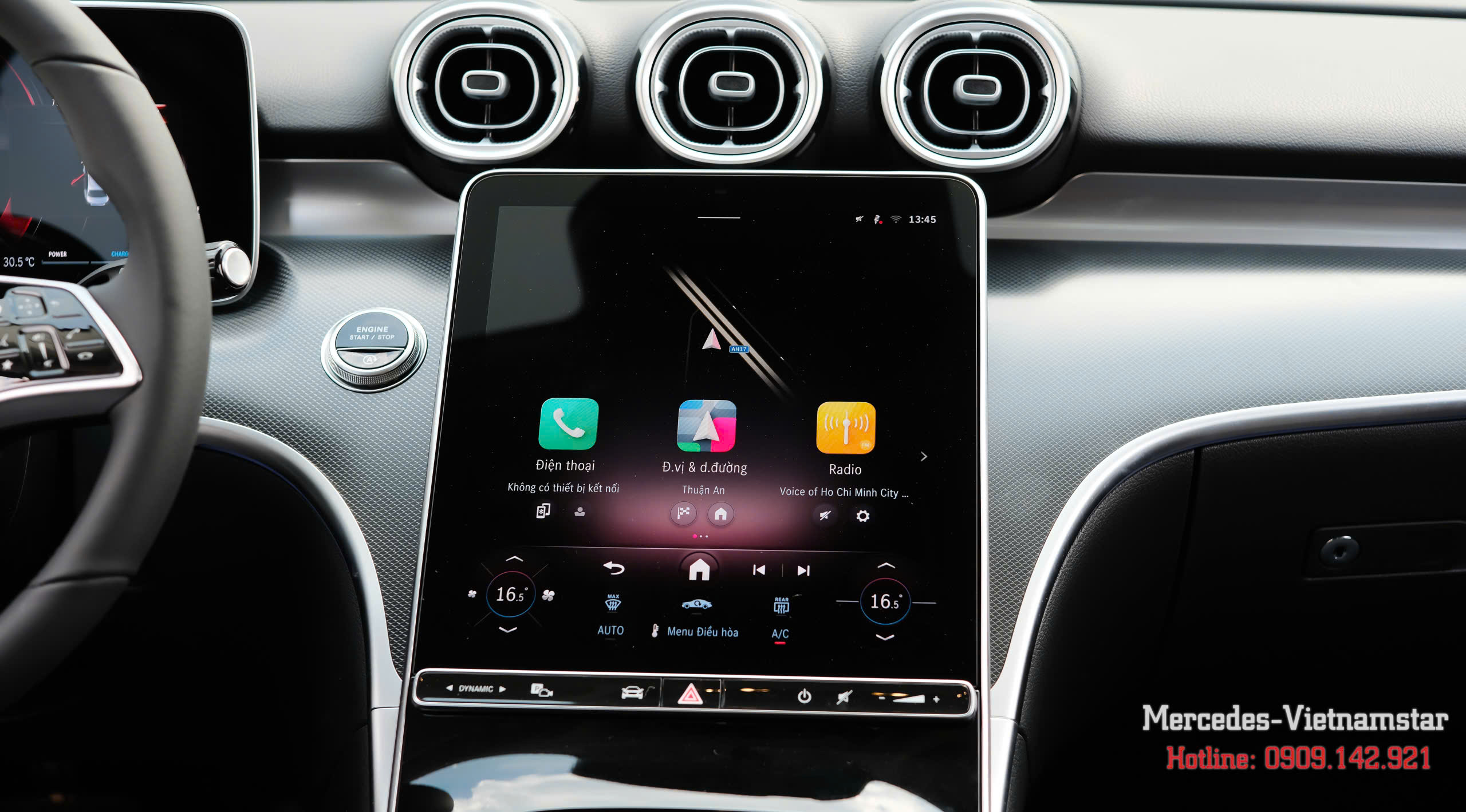 Màn hình giải trí cảm ứng 11.9 inch đặt dọc đầy ấn tượng trên C200