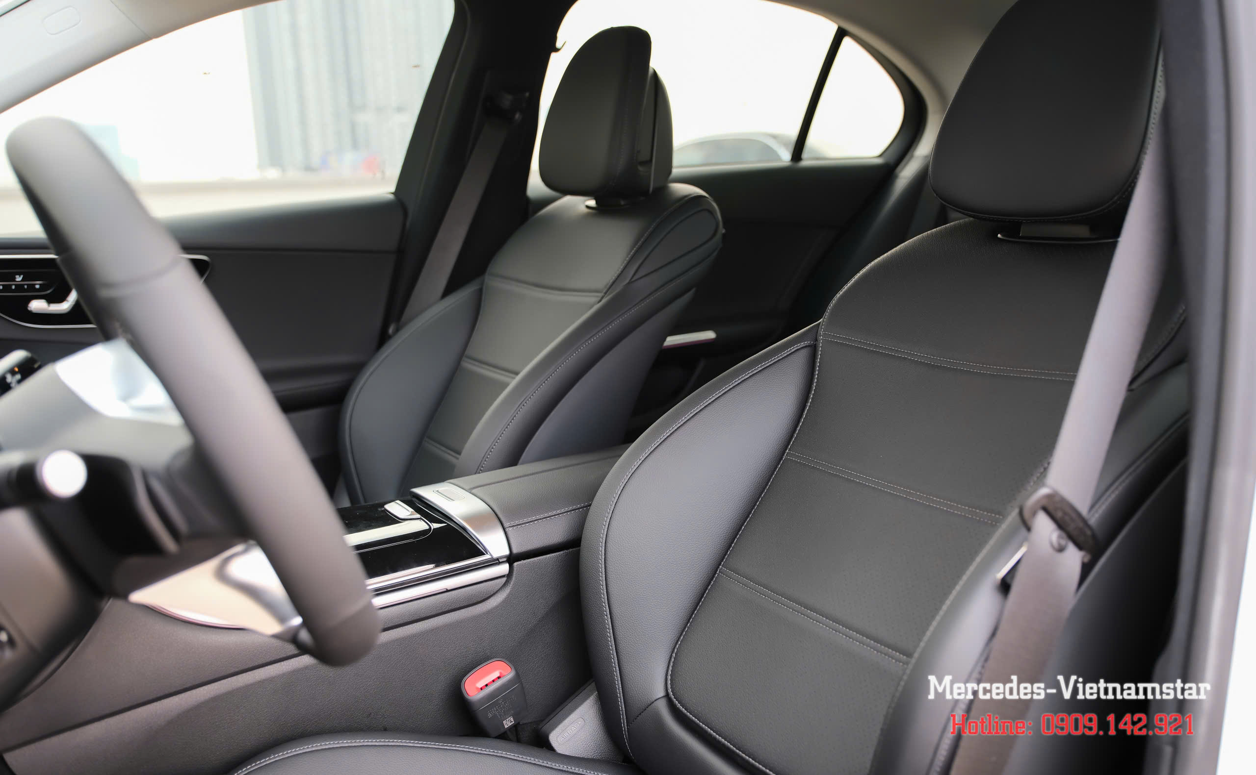 Ghế da Artico đen ôm sát cơ thể mang lại sự êm ái tuyệt đối trên C200