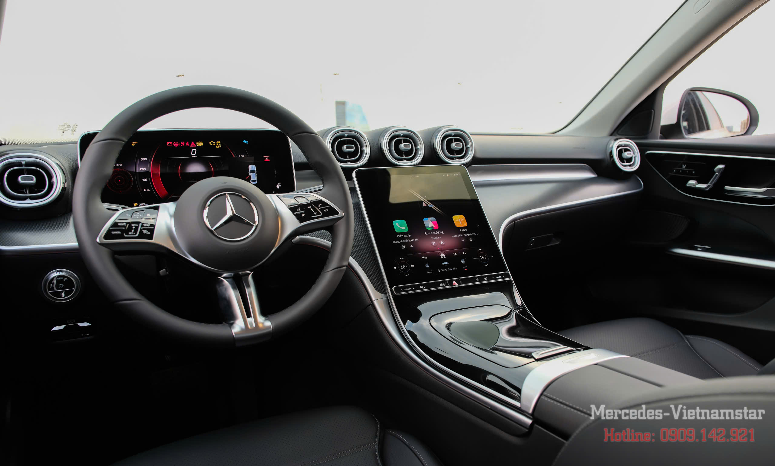 Logo Mercedes-Benz rạng rỡ giữa tâm điểm vô lăng bọc da đen