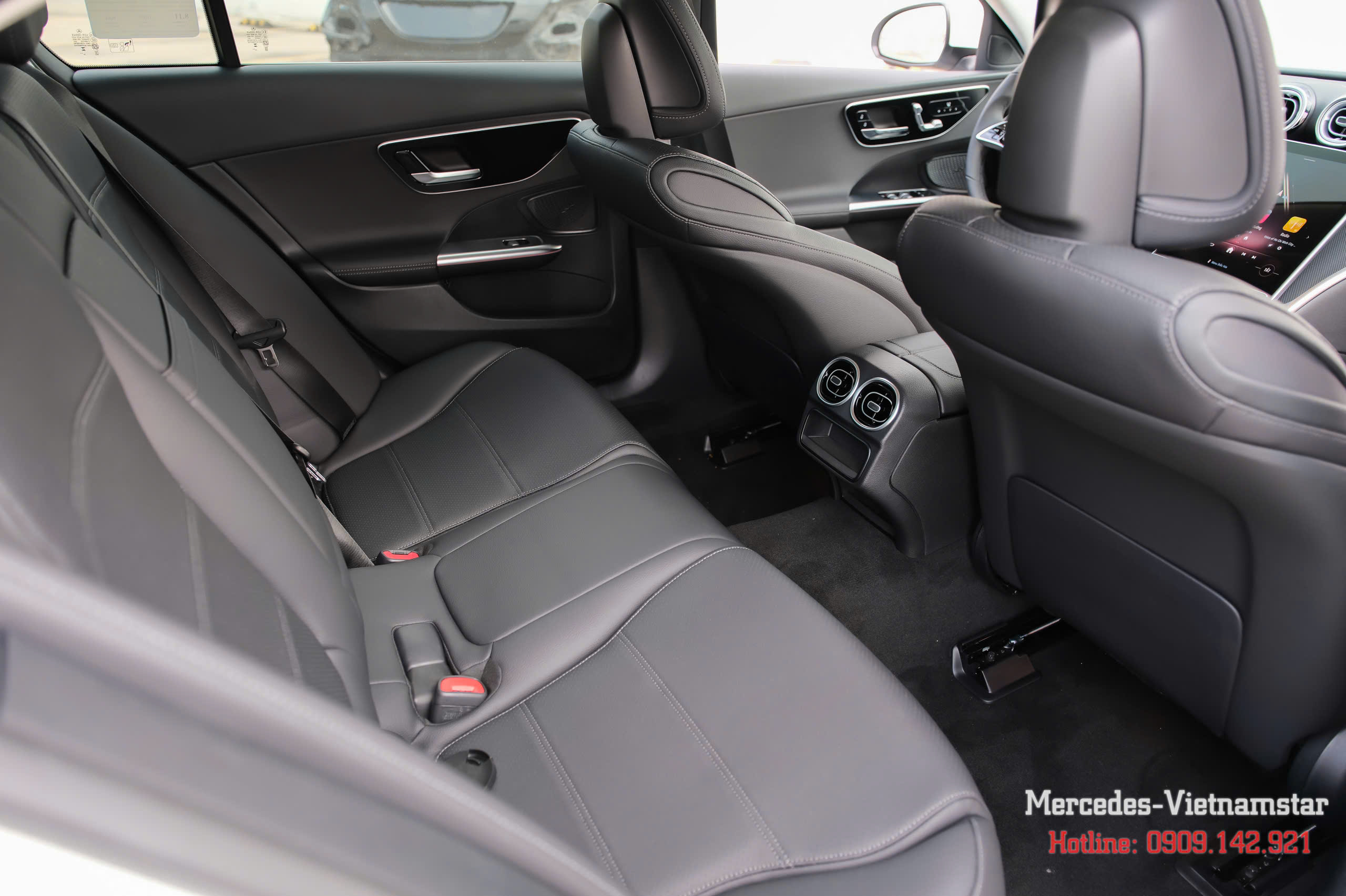 Không gian hàng ghế sau rộng rãi với da Artico đen huyền bí trên C200 Avantgarde