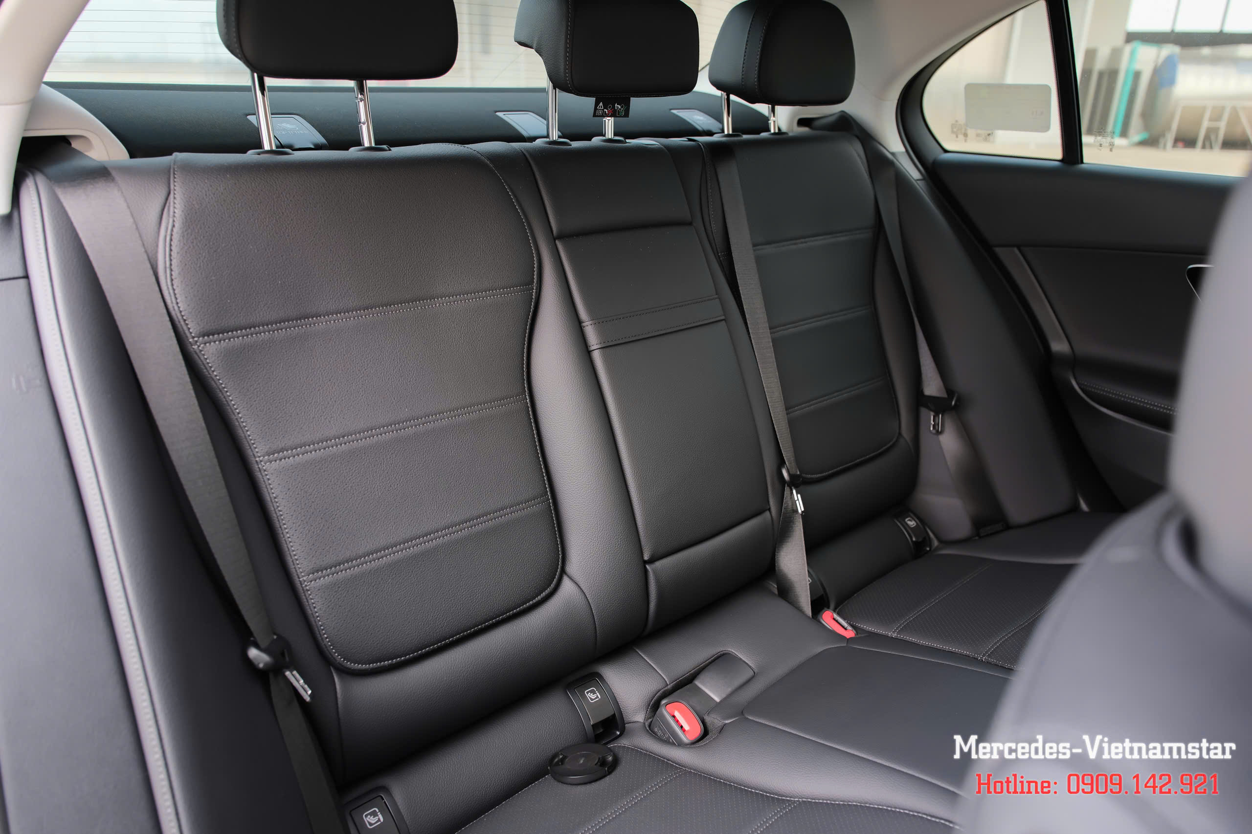 "Không gian hàng ghế thứ 2 trên Mercedes C200 Avantgarde với chất liệu da cao cấp, kiến tạo hành trình thư thái và riêng tư cho chủ nhân."