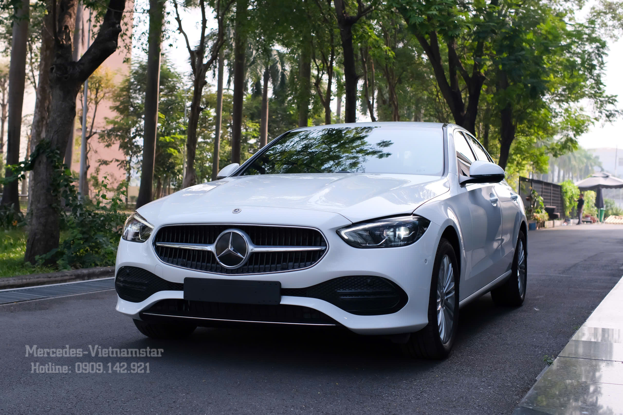 Ngôn ngữ thiết kế Avantgarde đương đại trên diện mạo C200 trắng