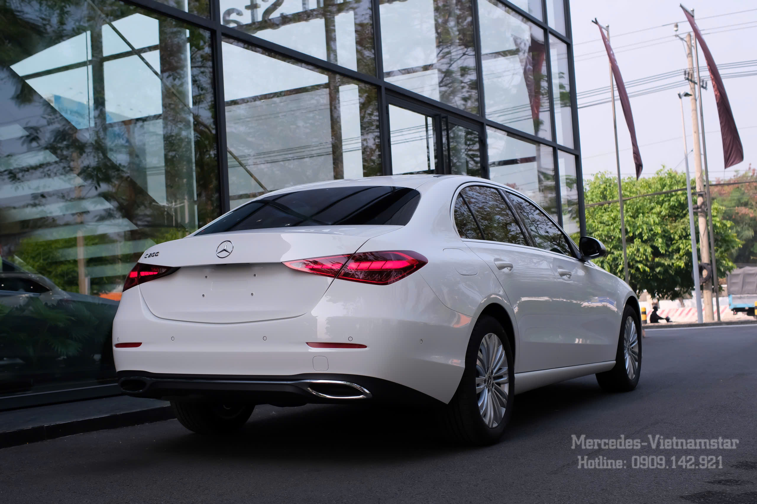 Đuôi xe thiết kế tối giản nhưng đầy quyền lực của C200 Avantgarde