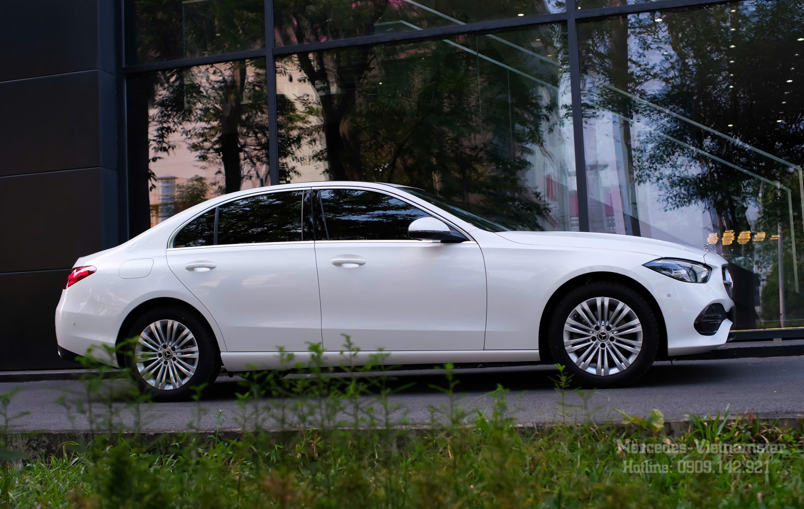 Sự hiện diện đầy cuốn hút của C200 Avantgarde tại showroom Mercedes-Benz