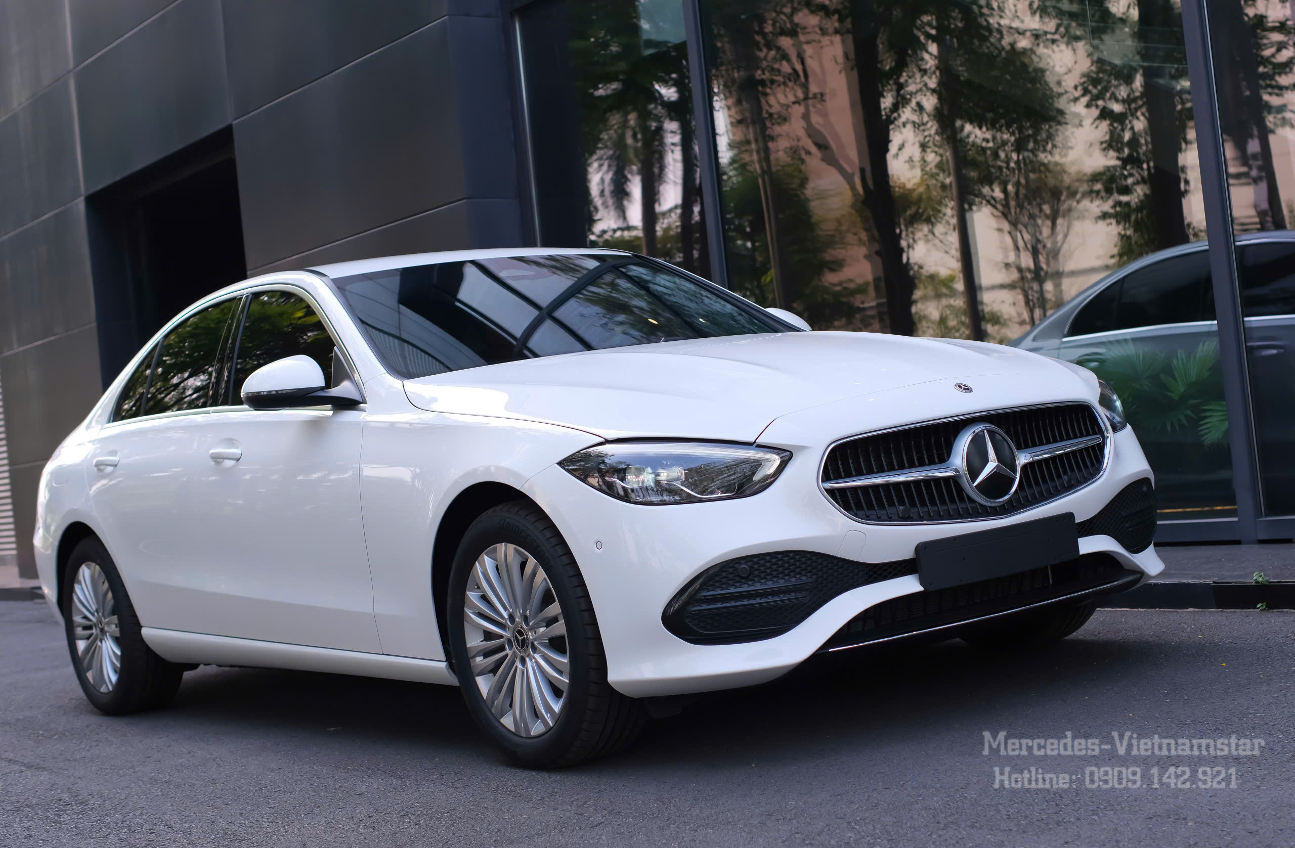 Những đường gân dập nổi kiến tạo vẻ ngoài mạnh mẽ cho C200 White